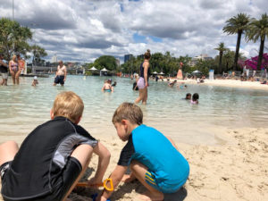 Mutter_Erde_Klimakrise_Australien_Kinder_am_Strand