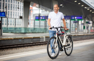 klima-schuetzen-arten-schuetzen-mutter-erde-schwerpunkt-2021-marcus-wadsak-mit fahrrad-am-bahnhof